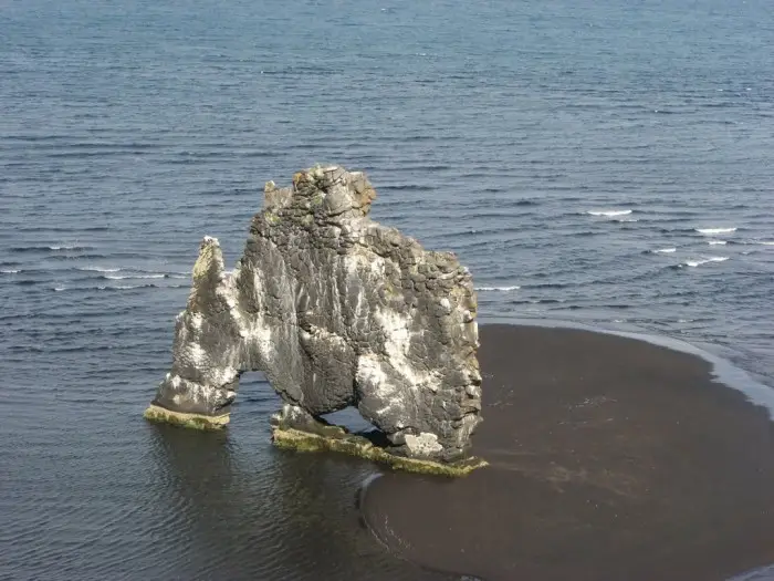 Хвитсеркур (Hvitserkur) – каменный динозавр на водопое в Исландии