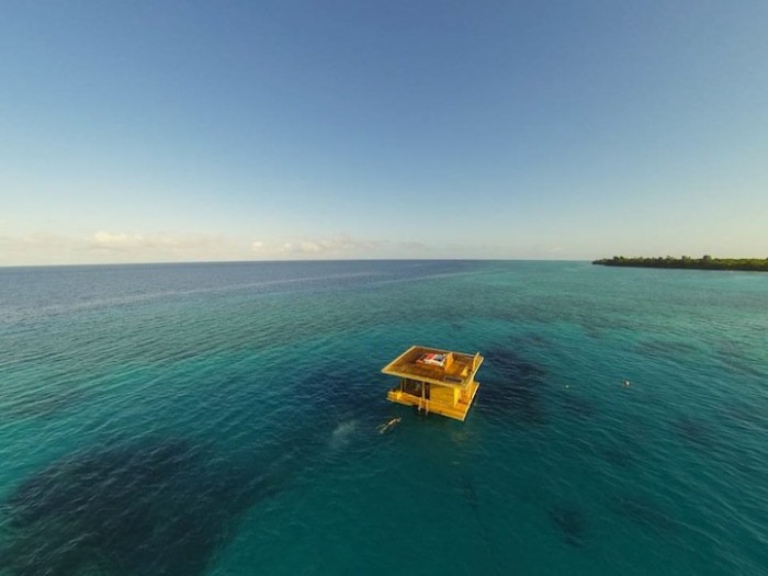  Multi-level floating hotel Manta Resort