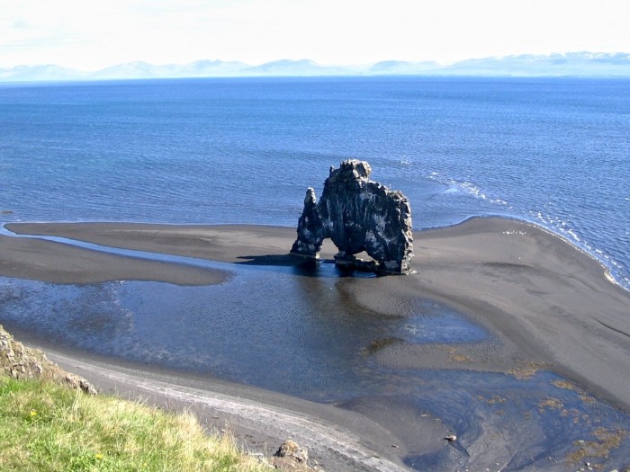 Хвітсеркур (Hvitserkur) & ndash; кам'яний динозавр на водопої в Ісландії