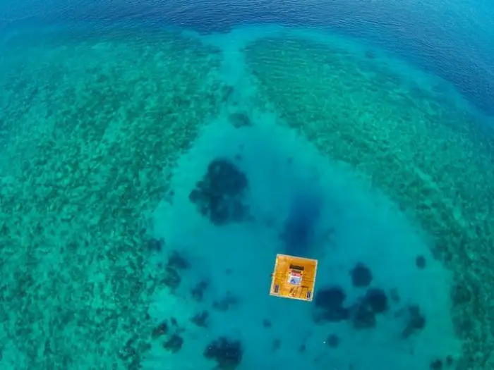 Мультиуровневый плавающий отель Manta Resort