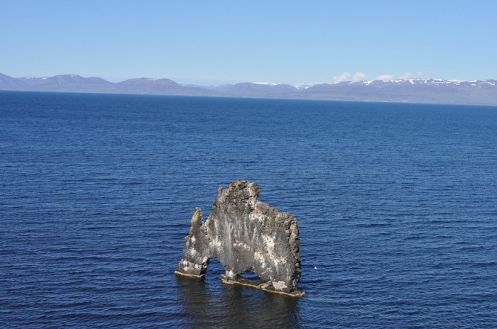 Хвитсеркур (Hvitserkur) – каменный динозавр на водопое в Исландии