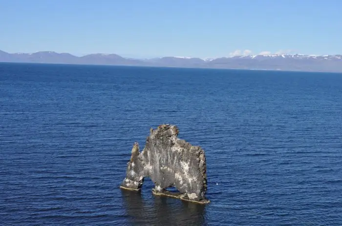 Хвитсеркур (Hvitserkur) – каменный динозавр на водопое в Исландии