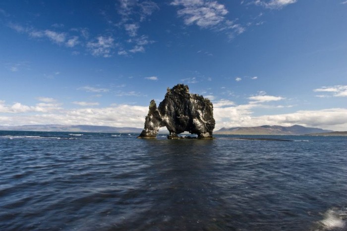 Хвитсеркур (Hvitserkur) – каменный динозавр на водопое в Исландии