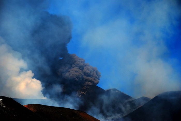 Volcanic eruptions: Sinabung VS Etna