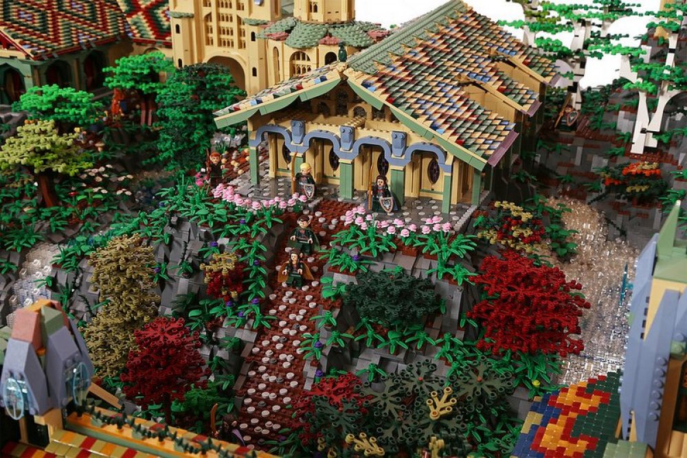 Форпост по мотивам «Властелина Колец» из 200 тысяч LEGO-деталей