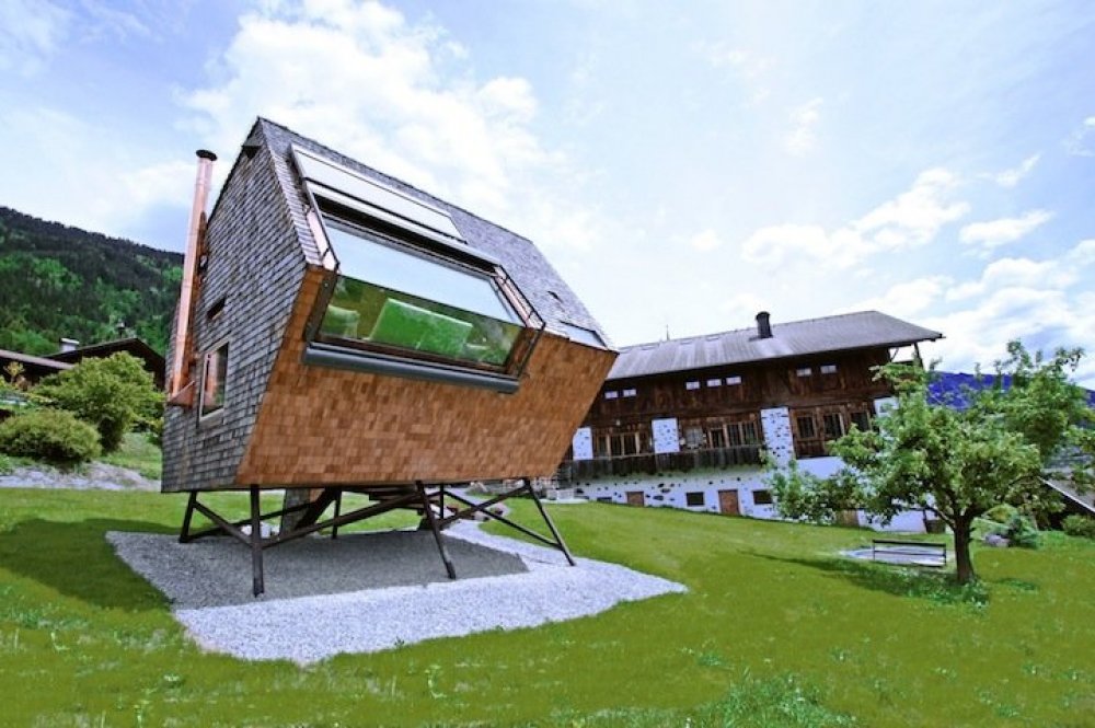 Compact house Ufogel with a view of the Alps