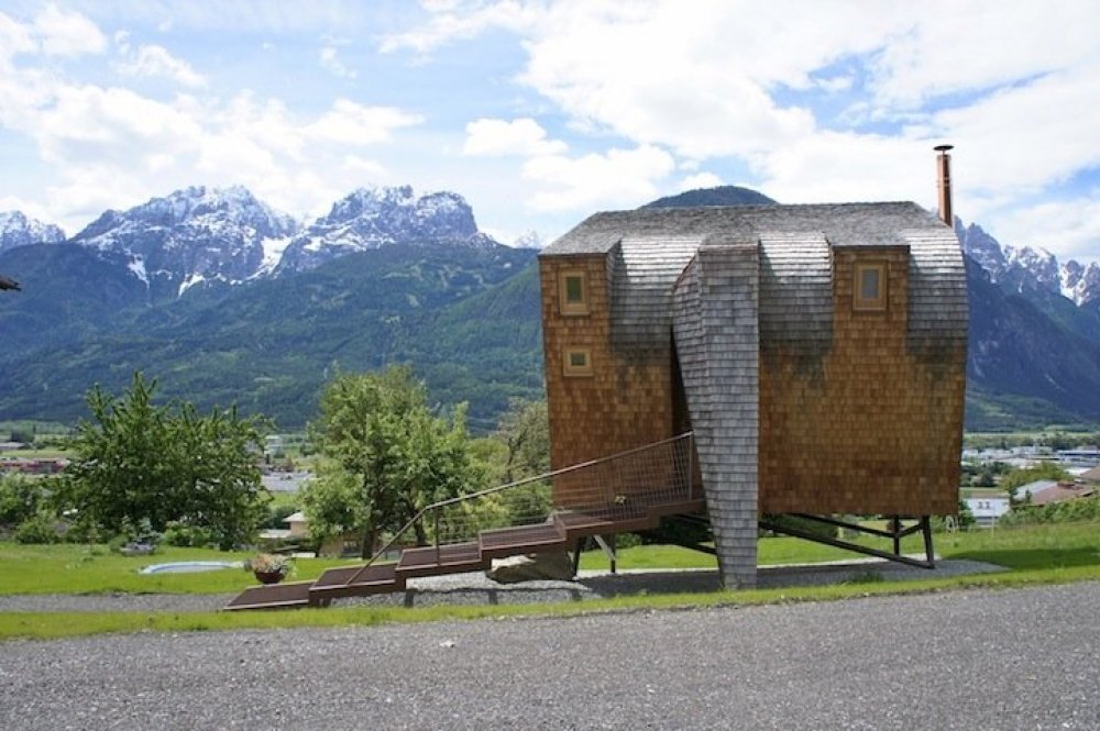 Compact house Ufogel with a view of the Alps