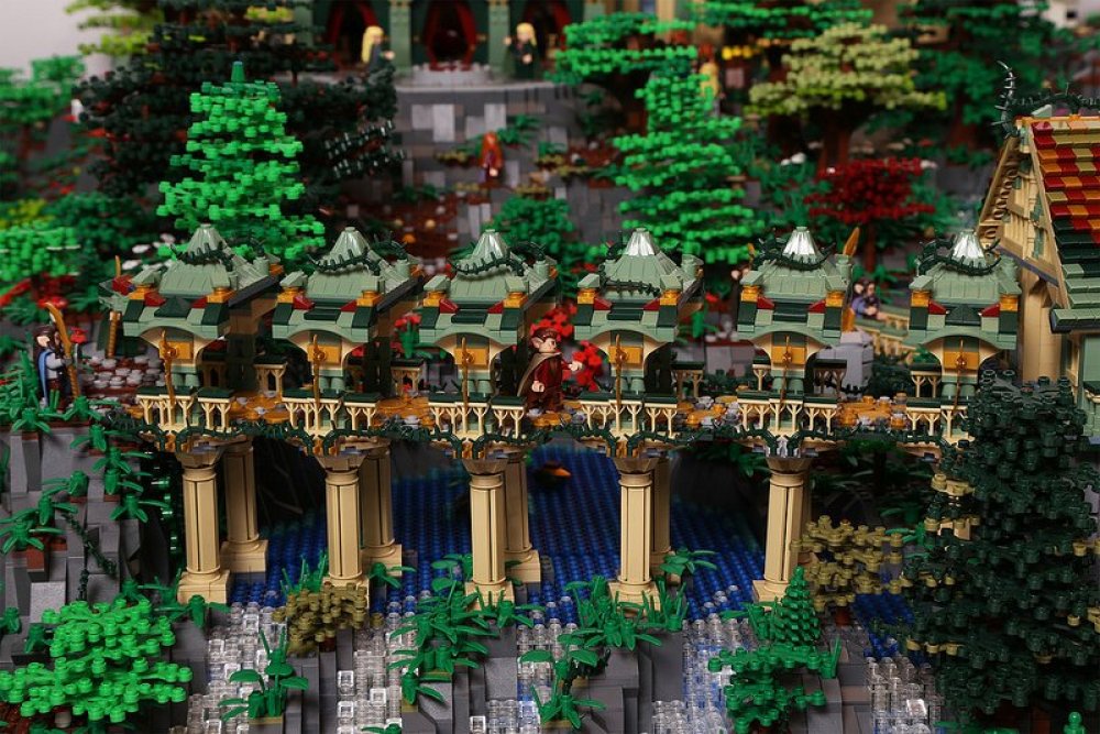 Форпост по мотивам «Властелина Колец» из 200 тысяч LEGO-деталей