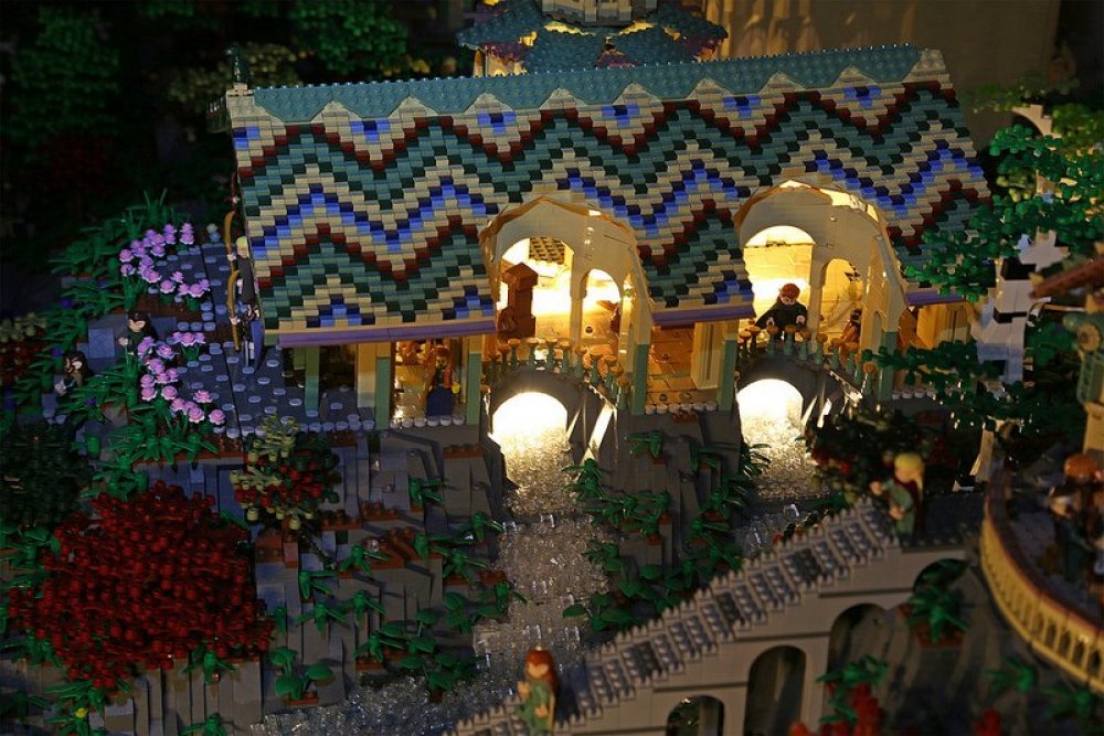Форпост по мотивам «Властелина Колец» из 200 тысяч LEGO-деталей