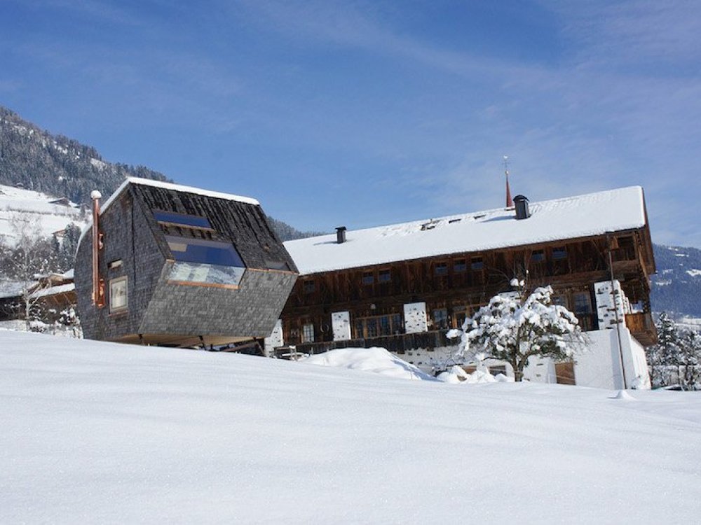 Compact house Ufogel overlooking the Alps