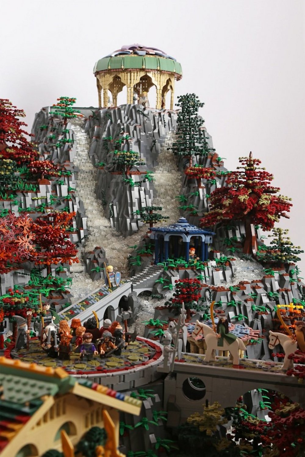 Форпост по мотивам «Властелина Колец» из 200 тысяч LEGO-деталей