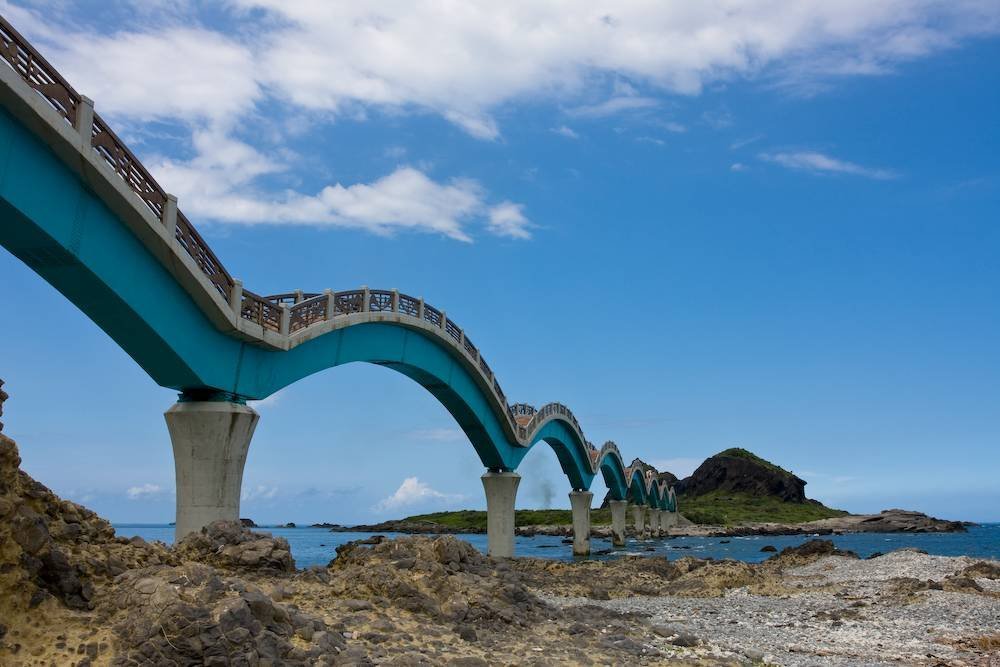 Dragons bridge to an island of three immortals