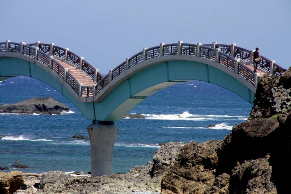 Dragons bridge to the island of three immortals