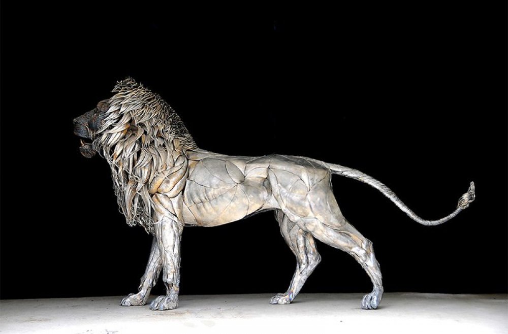 A steel lion of 4000 plates