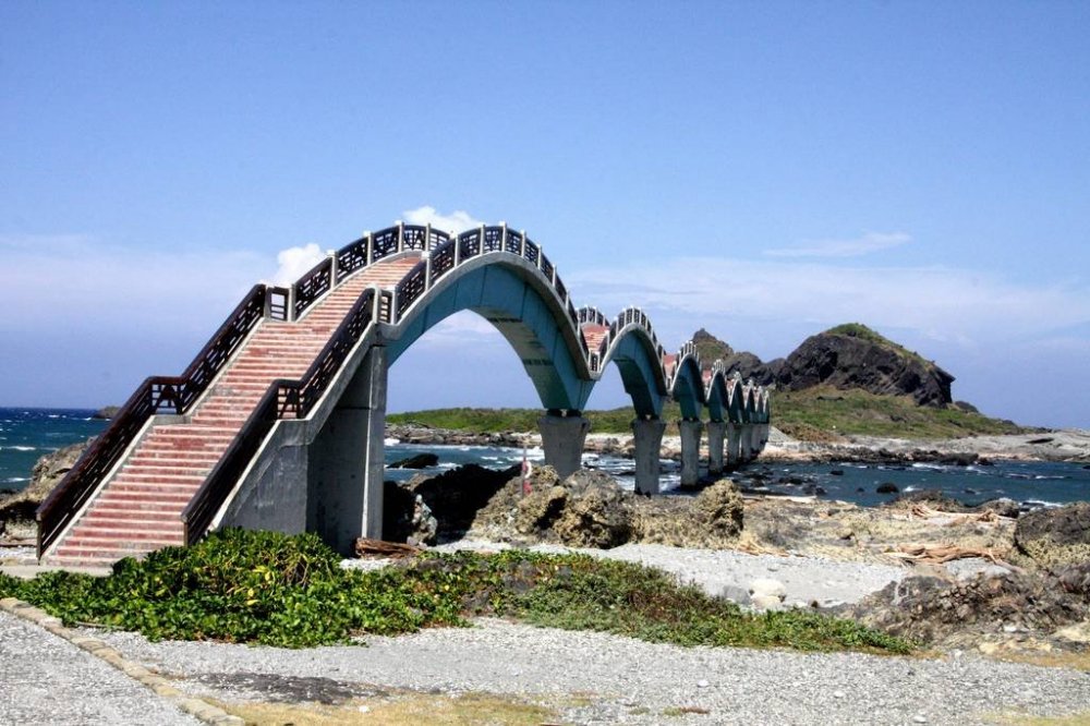 Dragon bridge to an island of three immortals