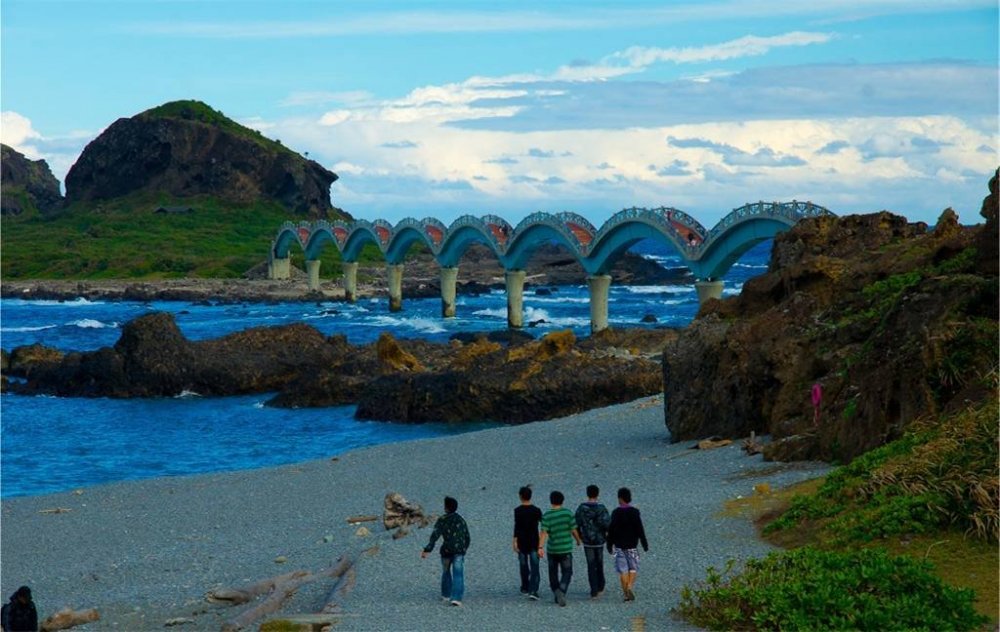 Dragons bridge to the island of three immortals