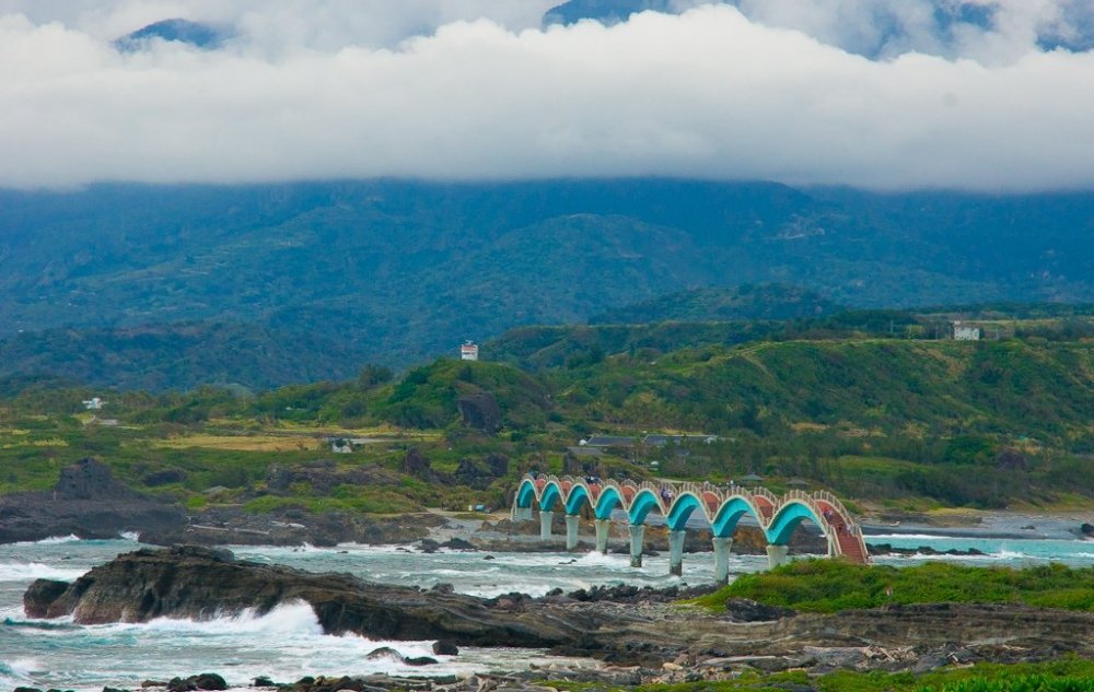 Dragons bridge to the island of three immortals