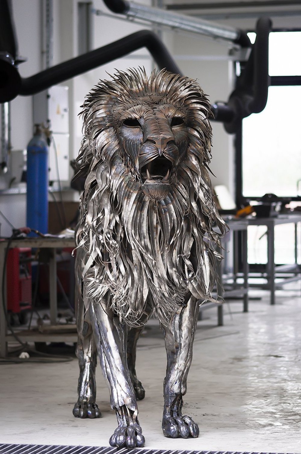 A steel lion of 4000 plates