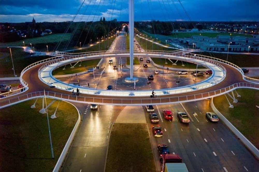 Унікальний круглий ширяє міст Hovenring в Нідерландах