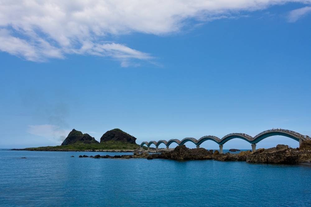 Dragons bridge to an island of three immortals