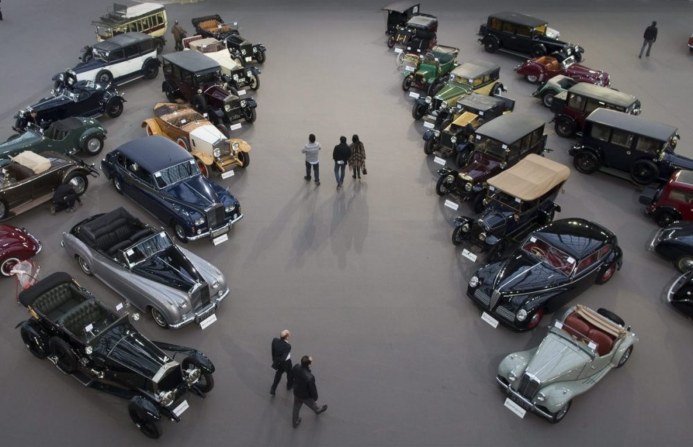 Выставка-продажа ретромобилей в Париже «Retromobile Week Classic Car Auction»