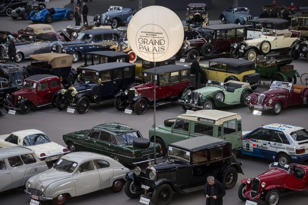 Виставка-продаж ретромобілів в Парижі & laquo; Retromobile Week Classic Car Auction & raquo;