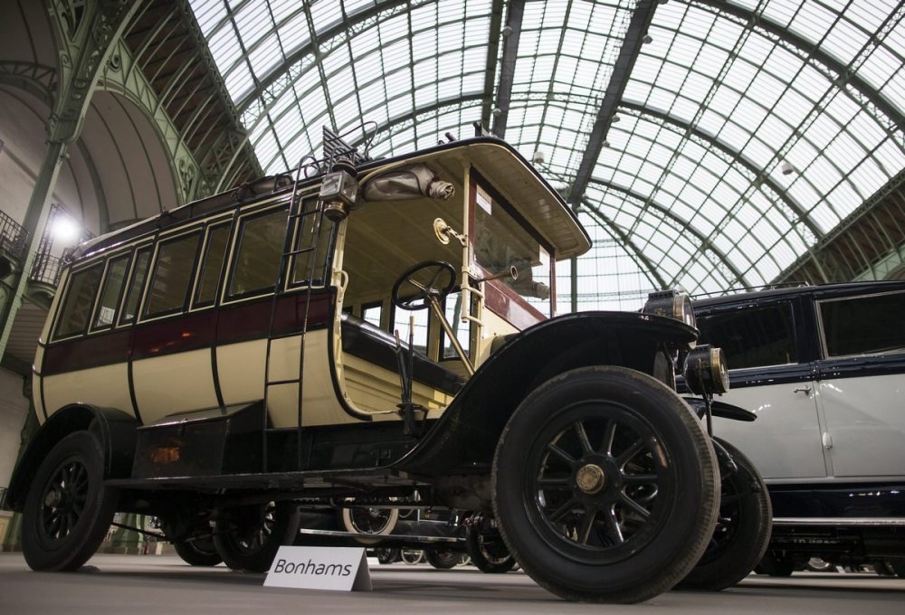 Exhibition and sale of retro cars in Paris