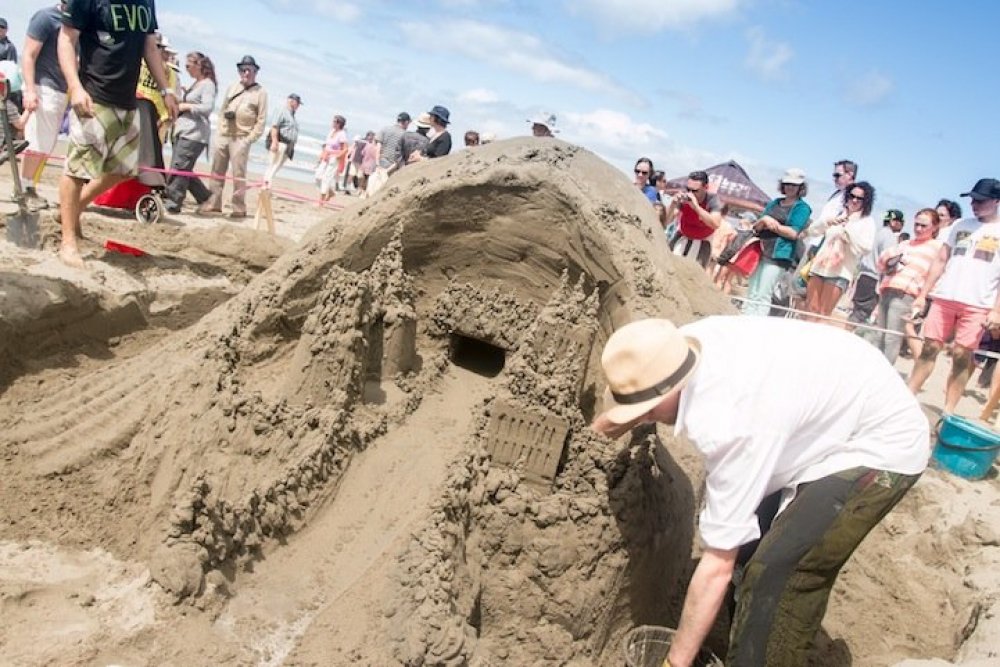Песочные соревнования на конкурсе замков из песка