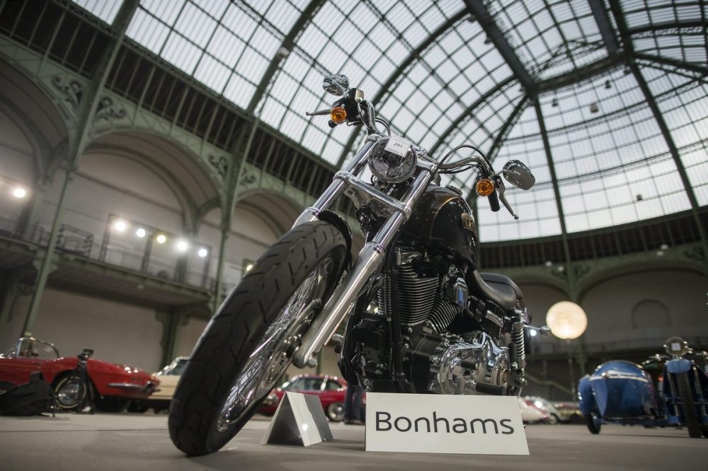 Exhibition and sale of retro cars in Paris