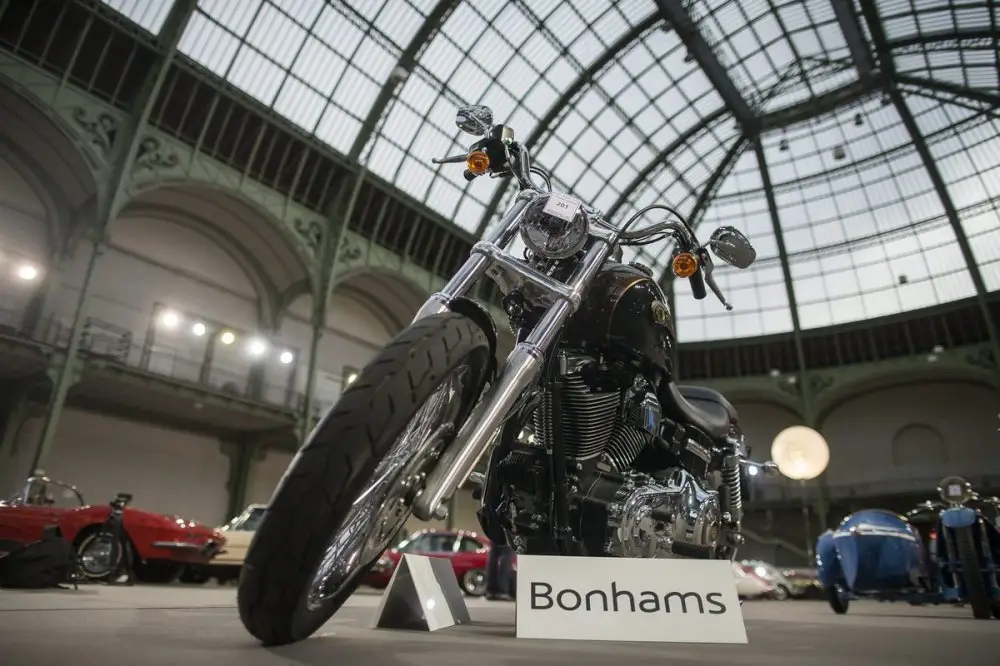 Выставка-продажа ретромобилей в Париже «Retromobile Week Classic Car Auction»