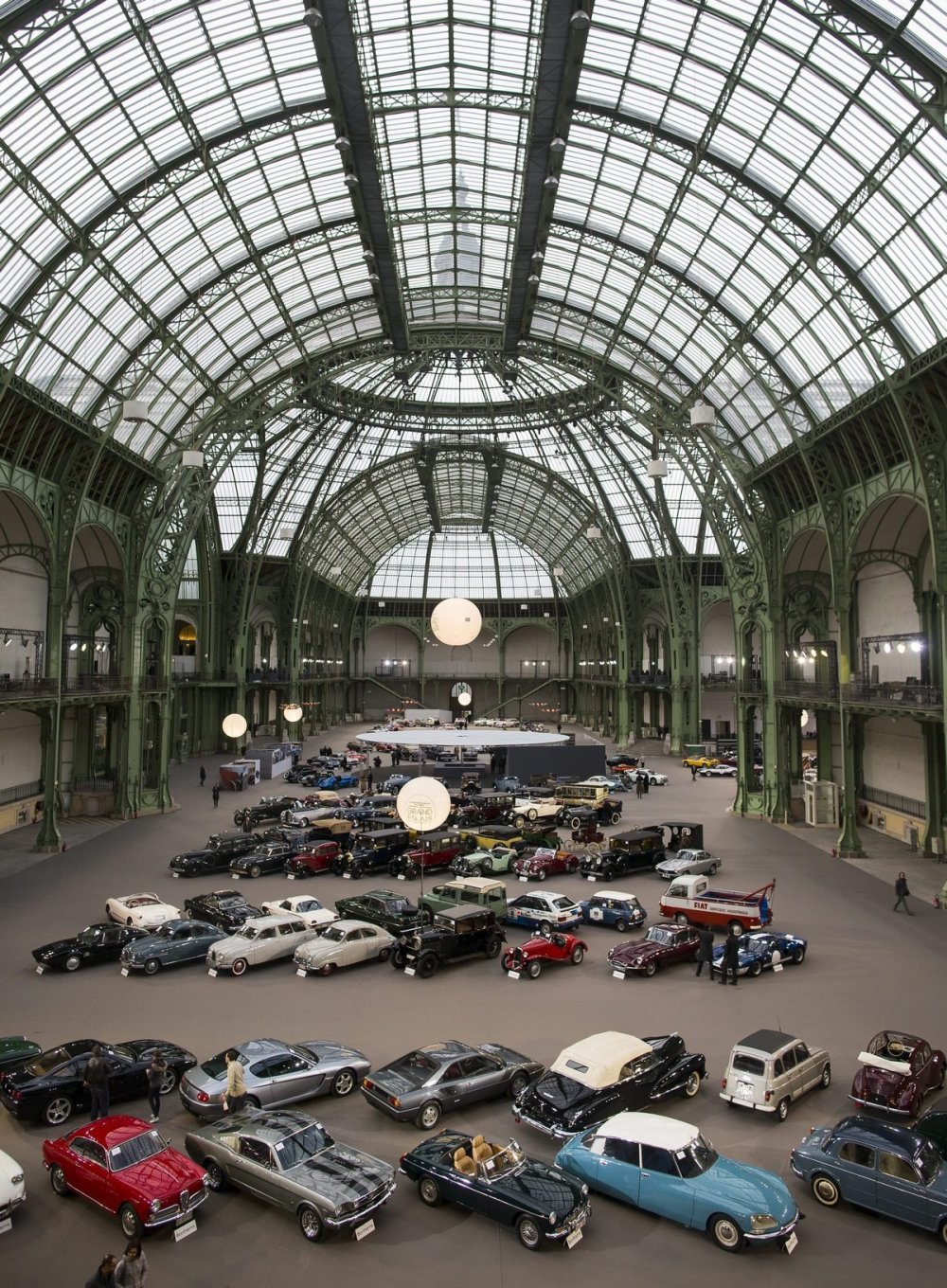 Выставка-продажа ретромобилей в Париже «Retromobile Week Classic Car Auction»