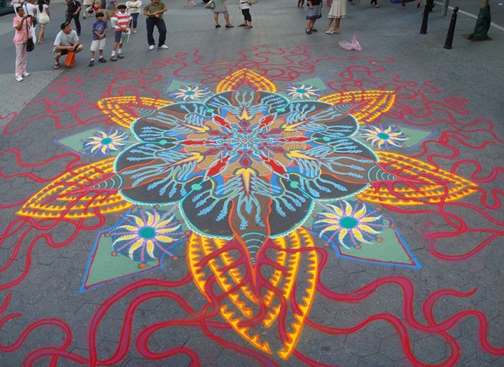 Spontaneous sand paintings by Joe Mangrum