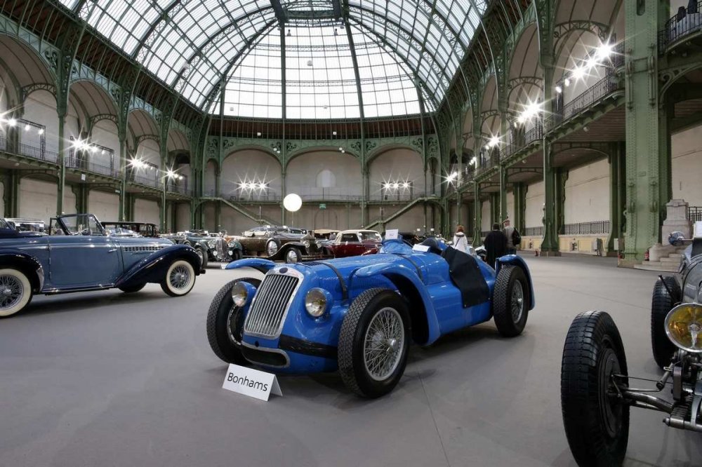 Exhibition and sale of retro cars in Paris