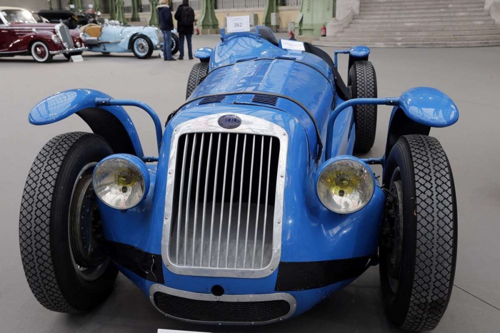 Exhibition and sale of retro cars in Paris