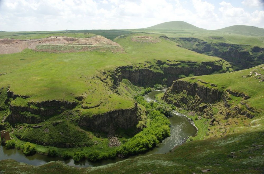 Ancient Ani & ndash; city of 1001 churches