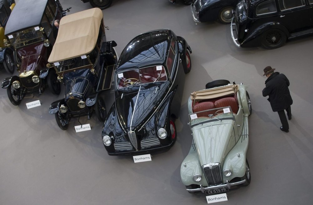 Выставка-продажа ретромобилей в Париже «Retromobile Week Classic Car Auction»