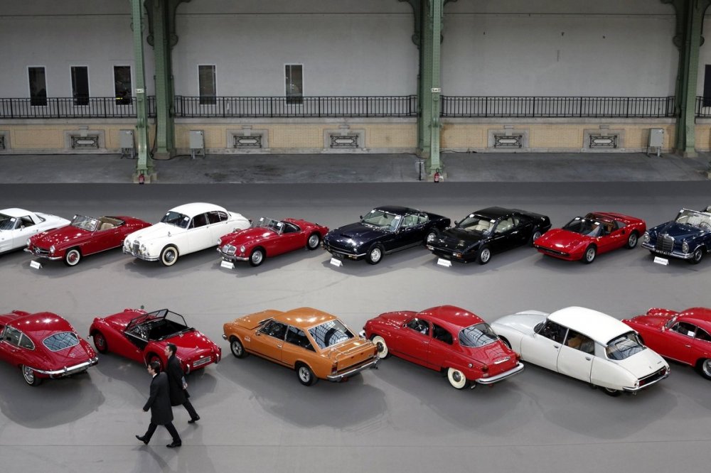 Exhibition and sale of retro cars in Paris