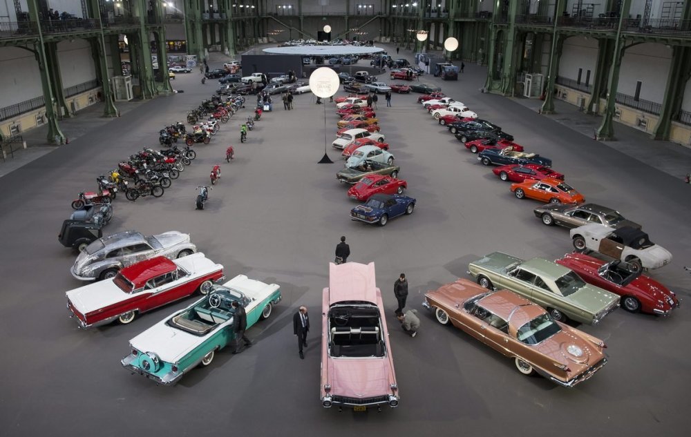 Выставка-продажа ретромобилей в Париже «Retromobile Week Classic Car Auction»