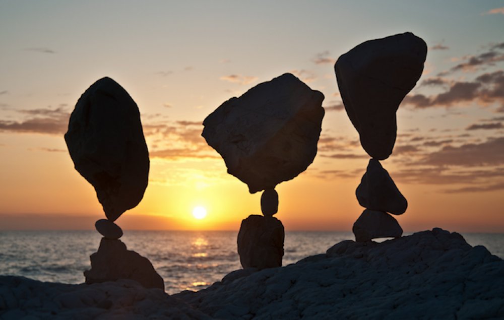 Antigravity of balancing stones