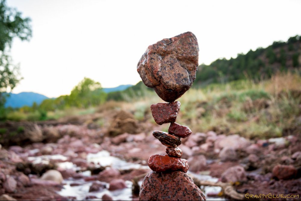 Antigravity of balancing stones