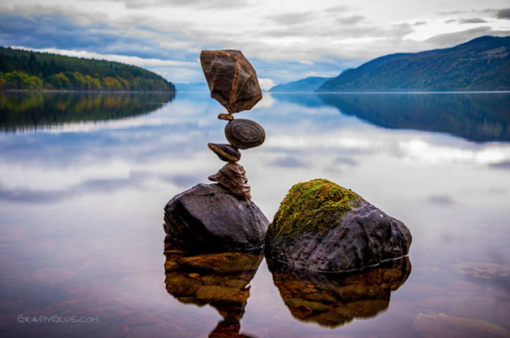 Antigravity of balancing stones