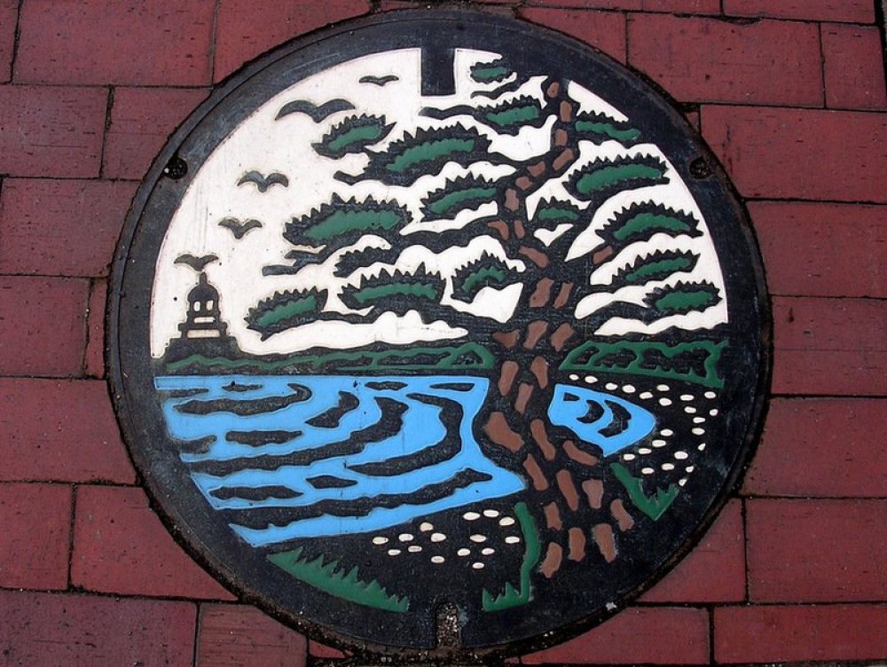  Art of decorating sewer manholes