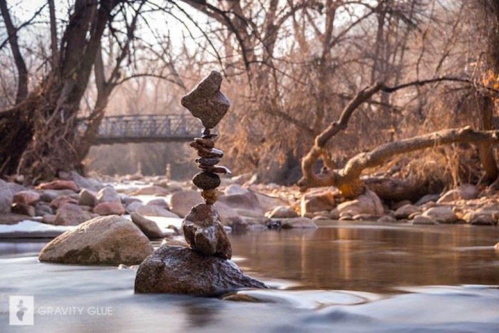 Antigravity of balancing stones