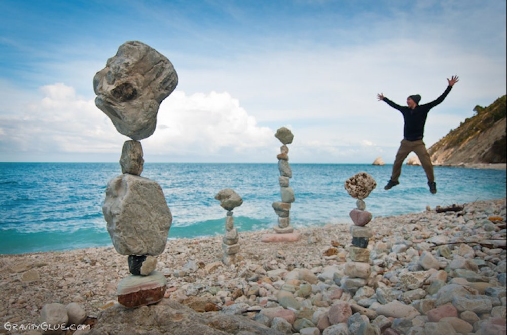 Antigravity of balancing stones