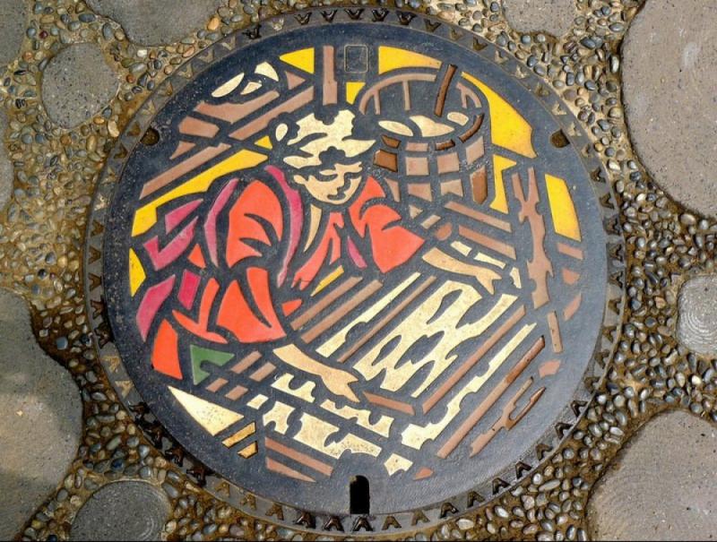 The art of decorating sewer hatches According to unconfirmed information, this trend originated in Japan about 30 years ago, when one of the officials in the Ministry of Construction came up with the idea to allow the municipalities themselves to make sewer hatches.</p>
