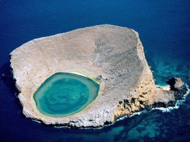 Бейнбрідж Рокас - незвичайний острів з кратером в Галапагоському архіпелазі