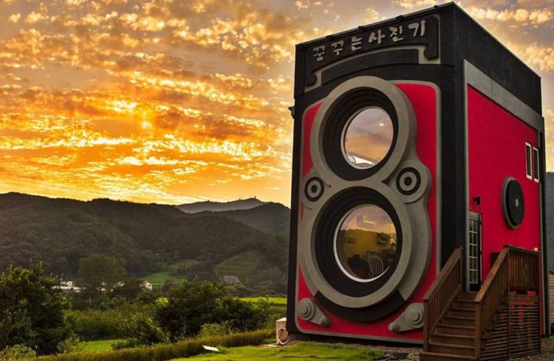 Photogenic cafe ... In the South Korean countryside, just ten kilometers from Seoul, there is a unique cafe-building that allows visitors to visit inside the classic Rolleiflex camera.</p><p>Rolleiflex trademark belongs to the Rollei company and is focused on the production of photographic products. In particular, the design of the building is taken from a double-lens reflex camera Rolleiflex 2.8 F, which was manufactured from 1961 to 1980-ies. In addition to external similarities, with the presence of a shutter, lenses and other mandatory elements, the developers have worked hard on the interior design. For example, a roll of toilet paper is hidden in a case imitating a cassette with a film.</p></p><p><p class = pimg><img src=/images/pages/2014_04/0129067001396505090.jpg border=0 alt=Café Camera in South Korea /></p></p><p><p class = pimg><img src=/images/pages/2014_04/0704791001396505090.jpg border=0 alt=Cafe Camera in South Korea /></p></p><p><p class = pimg><img src=/images/pages/2014_04/0175148001396505091.jpg border=0 alt=Cafe Camera in South Korea /></p></p><p><p class = pimg><img src=/images/pages/2014_04/0698655001396505091.jpg border=0 alt=Cafe Camera in South Korea /></p></p><p><p class = pimg><img src=/images/pages/2014_04/0185838001396505092.jpg border=0 alt=Cafe Camera in South Korea /></p></p><p><p class = pimg><img src=/images/pages/2014_04/0669571001396505092.jpg border=0 alt=Café Camera in South Korea /></p></p><p><p class = pimg><img src=/images/pages/2014_04/0172125001396505093.jpg border=0 alt=Cafe Camera in South Korea /></p></p><p><p class = pimg><img src=/images/pages/2014_04/0668268001396505093.jpg border=0 alt=Café Camera in South Korea /></p></p><p><p class = pimg><img src=/images/pages/2014_04/0107815001396505094.jpg border=0 alt=Cafe Camera in South Korea /></p></p><p><p class = pimg><img src=/images/pages/2014_04/0621291001396505094.jpg border=0 alt=Cafe Camera in South Korea /></p></p><p><p class = pimg><img src=/images/pages/2014_04/0075658001396505095.jpg border=0 alt=Café Camera in South Korea /></p></p><p><p class = pimg><img src=/images/pages/2014_04/0519872001396505095.jpg border=0 alt=Cafe Camera in South Korea /></p></p><p><p class = pimg><img src=/images/pages/2014_04/0947203001396505095.jpg border=0 alt=Cafe Camera in South Korea /></p>