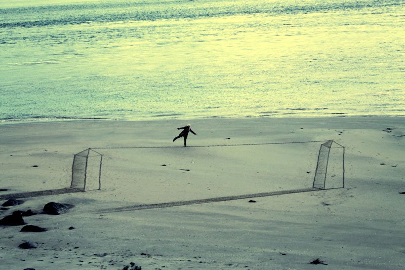 3D drawings on the sand by Jamie Harkins