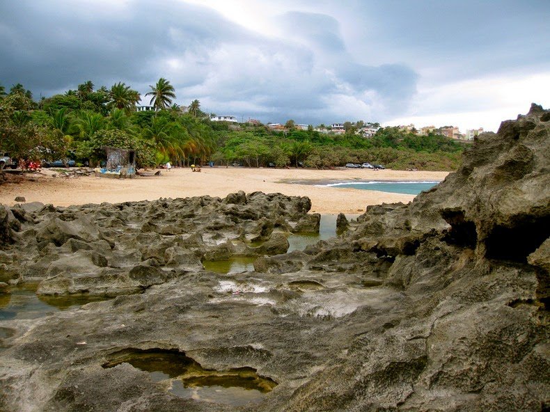 Самотній пляж Мар-Чикита в Пуерто-Ріко