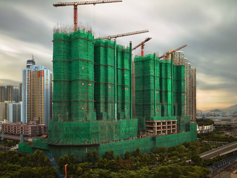 Різнобарвні будівельні кокони Гонконгу